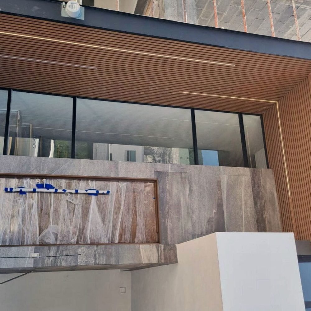 LAMBRIN EXTERIOR - PORTICO